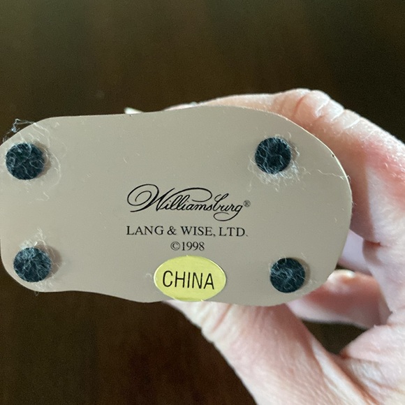 Winter Couple - Colonial Williamsburg Lang and Wise - Picture 6 of 10